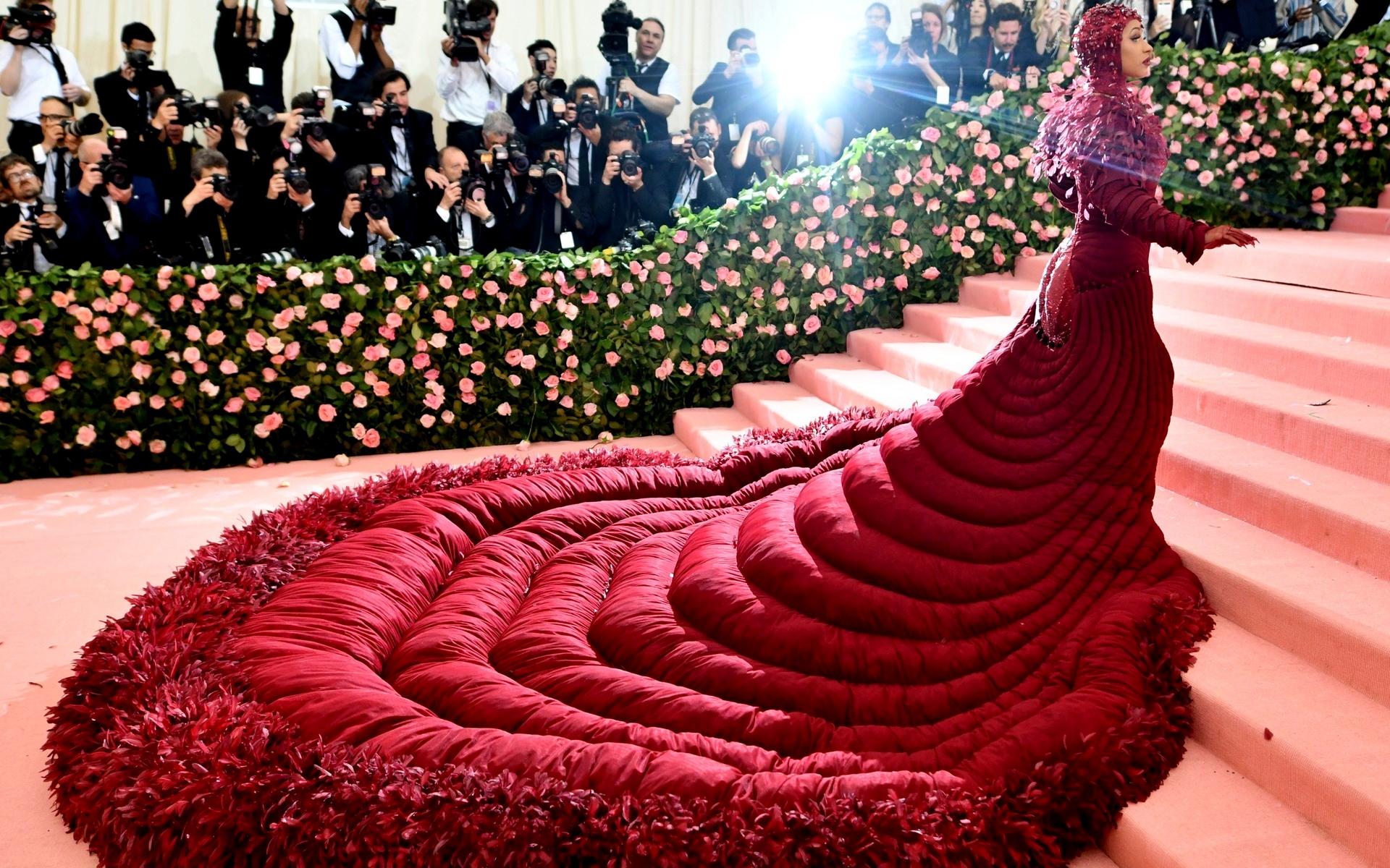 Förra året blev det ingen Met-gala. Men 2019 var Cardi B där, klädd i en klänning som blev som hennes egen röda matta.