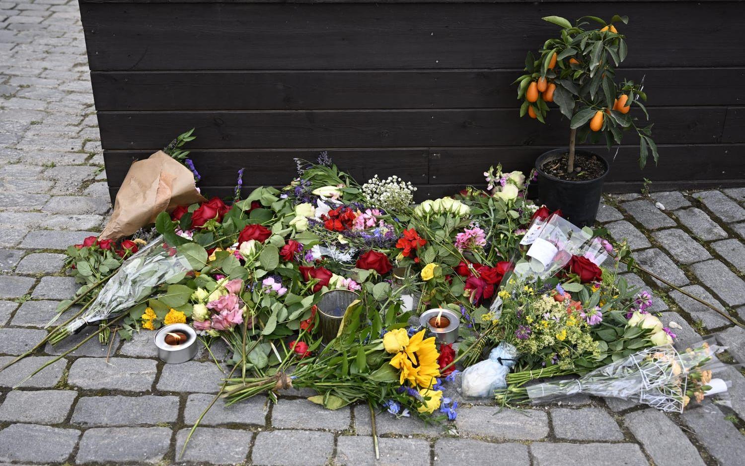 Blommor vid platsen för attentatet vid Donners plats i Visby under Almedalsveckan. Arkivbild.