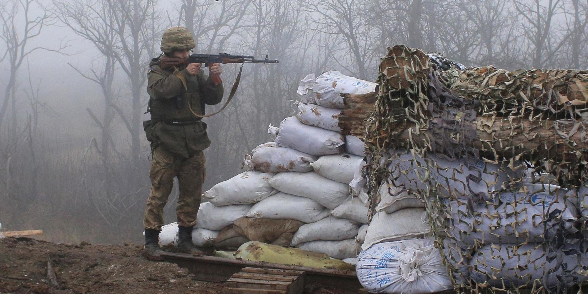 En ukrainsk soldat vid fronten i Donetsk. Arkivbild.