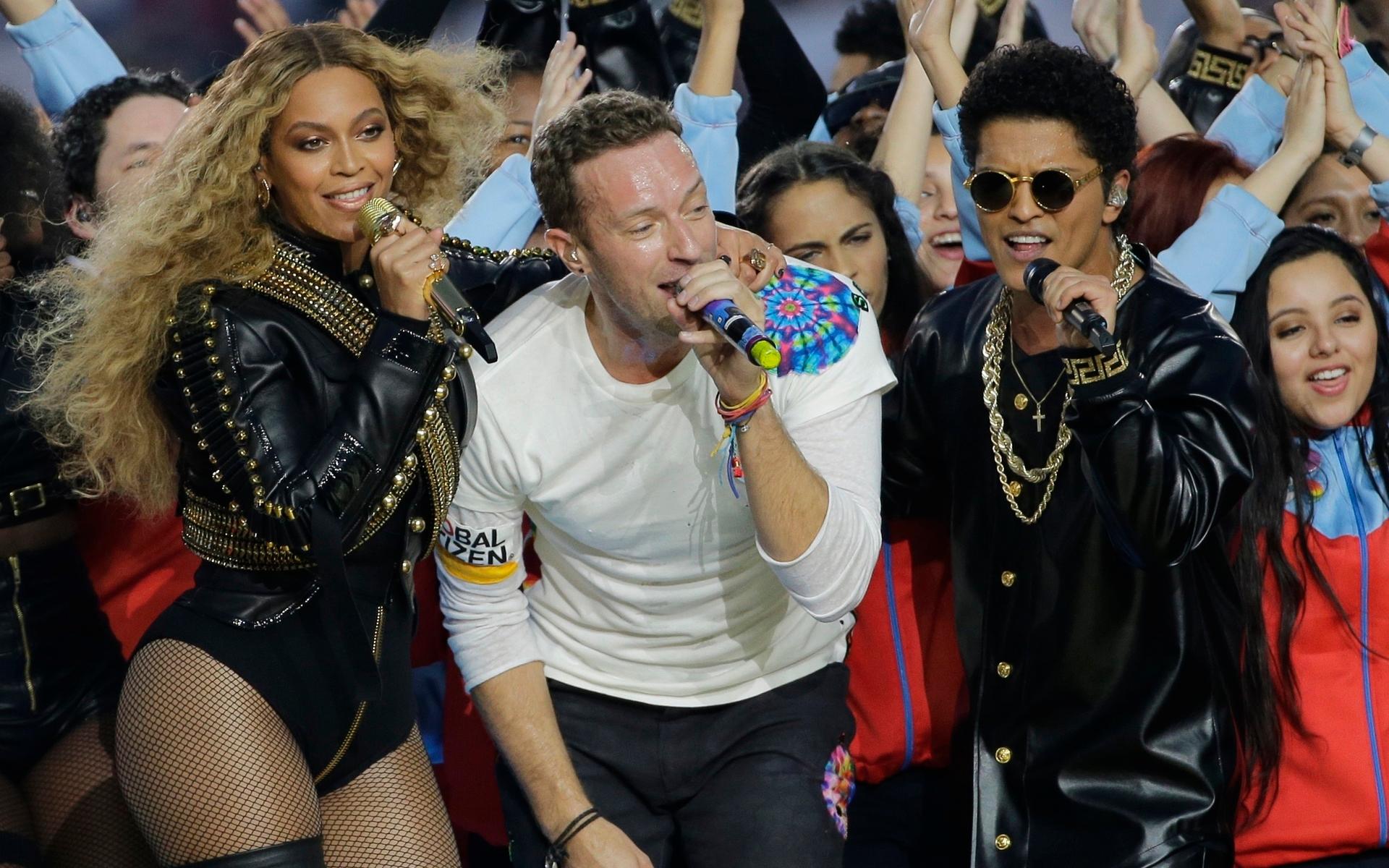 Chris Martin tillsammans med Beyoncé och Bruno Mars på Super Bowls halvtidsshow 2016.