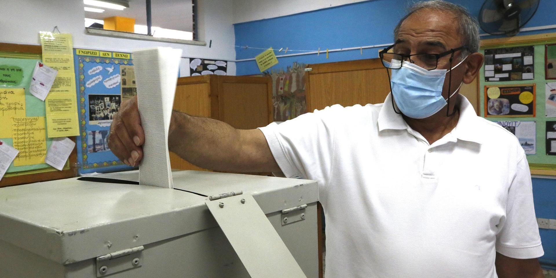 Väljare i Nicosia röstar i parlamentsval i Cypern.