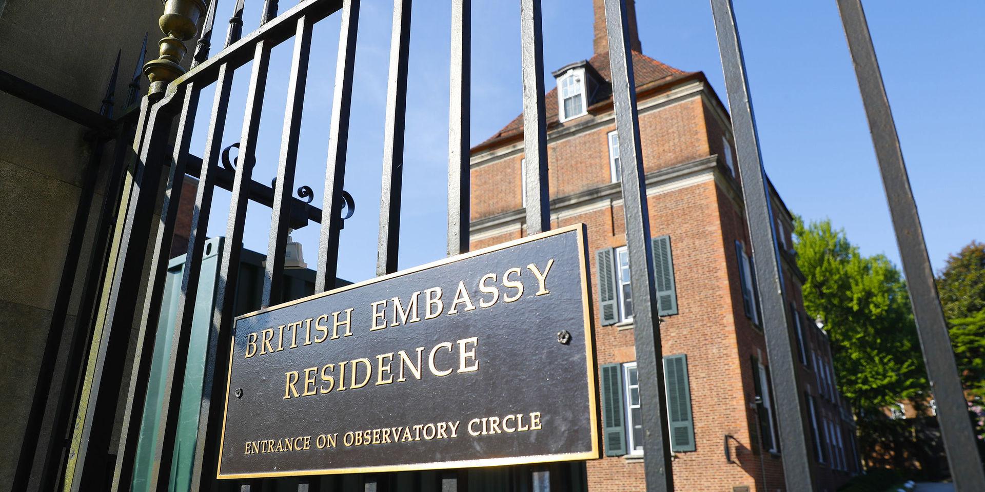 Brittisk polis utreder läckan av hemliga anteckningar från landets ambassad i USA. Arkivbild av ambassadbyggnaden i Washington DC.