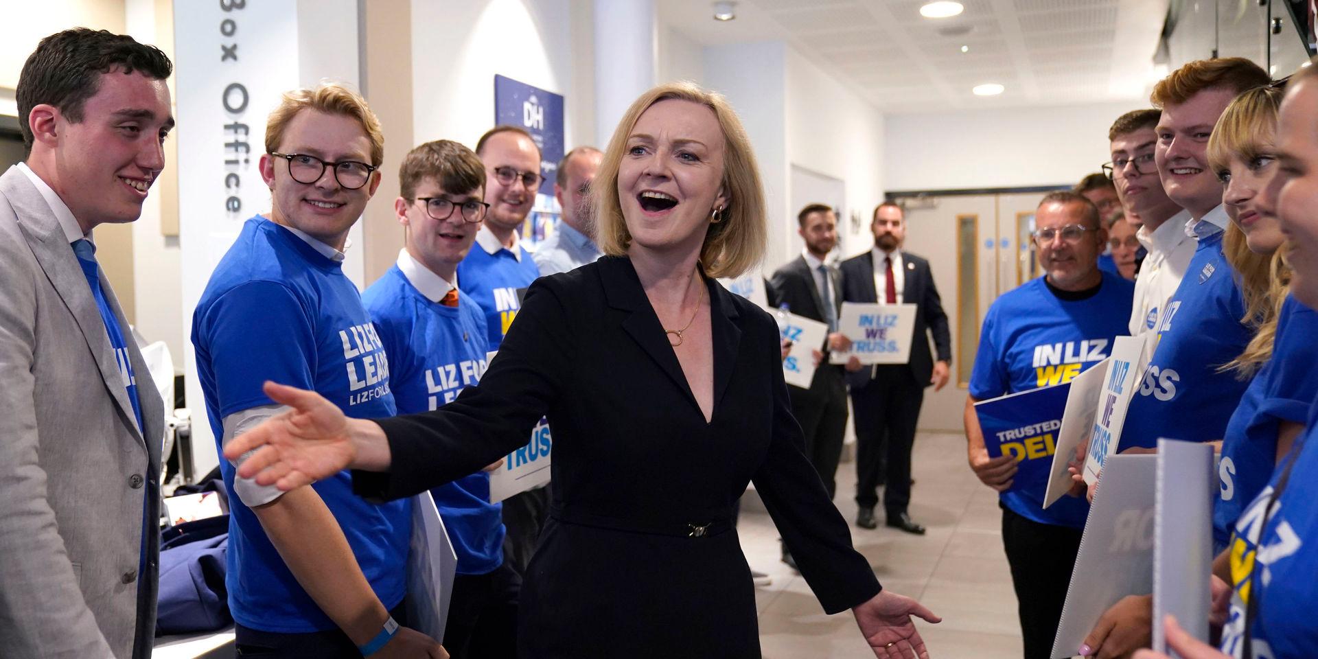 Liz Truss med supportrar. Truss är favorittippad att ta över premiärministerposten efter Boris Johnson.