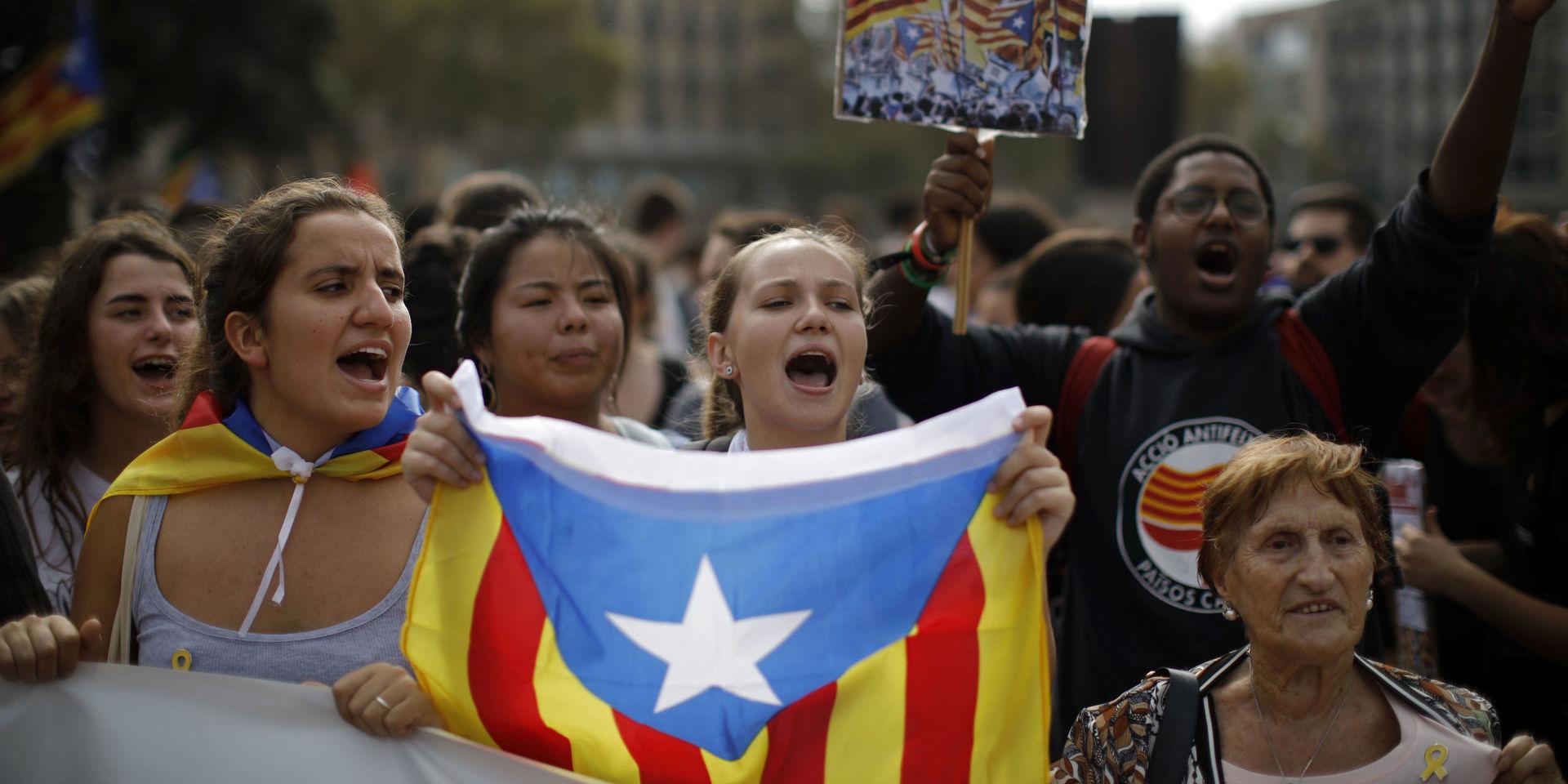 Barcelonabor i protest mot domarna mot de separatistledare som dömdes under måndagen till mångåriga fängelsestraff.