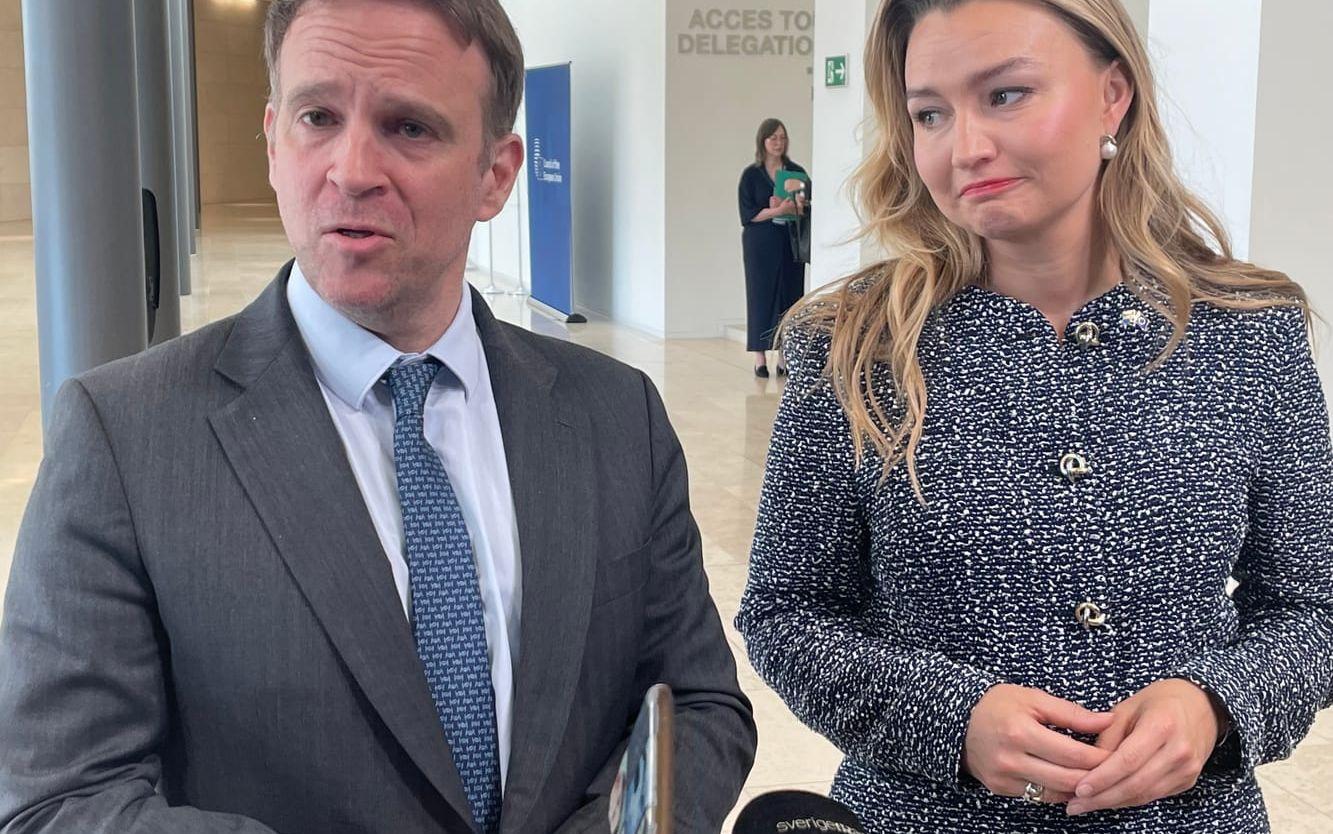 Frankrikes och Sveriges energi- och industriministrar, Marc Ferracci och Ebba Busch, på väg in till måndagens EU-möte i Luxemburg.