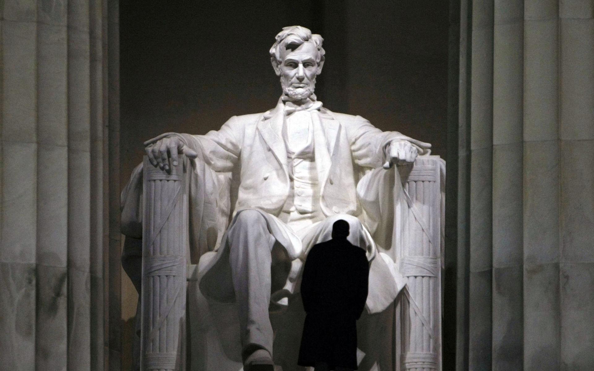 Lincoln Memorial  i Washington. Abraham Lincoln avskaffade slaveriet i Amerika med  emancipationsproklamationen 1863, vilken frigjorde slavarna  i de delar av Södern som inte kontrollerades av den federala armén. Proklamationen föregick det trettonde tillägget till USA:s konstitution två år senare, som slutligen gjorde slaveri olagligt i unionen.