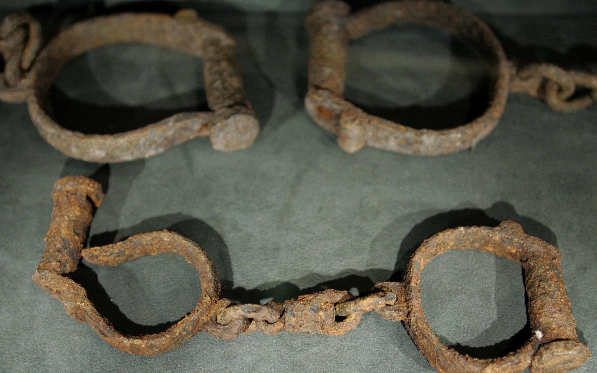 Handbojor som användes vid transport av slavar, visas på Internationella slavmuseet i Liverpool. 