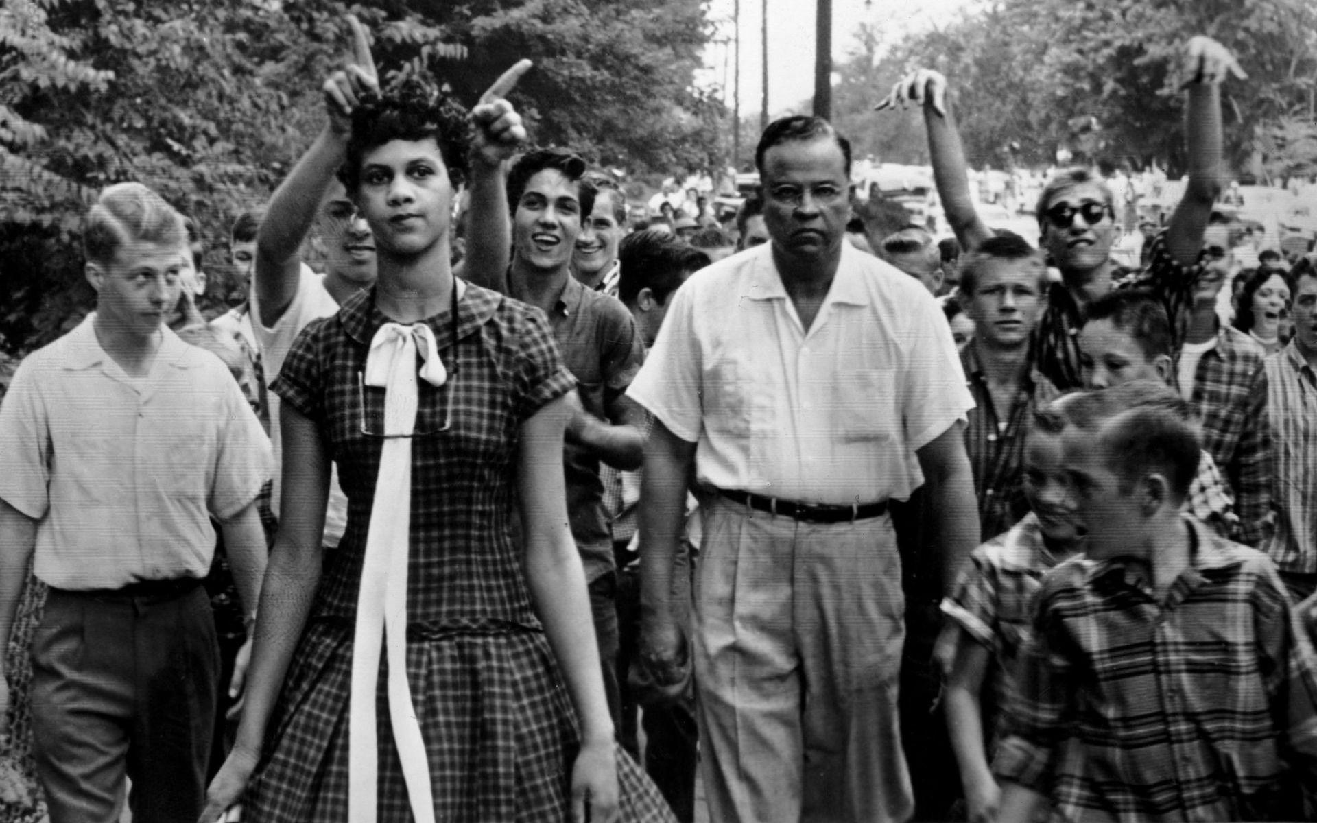 1957. Dorothy Counts, den första svarta eleven i delstaten som tilläts gå på High School hånas av vita studenter.