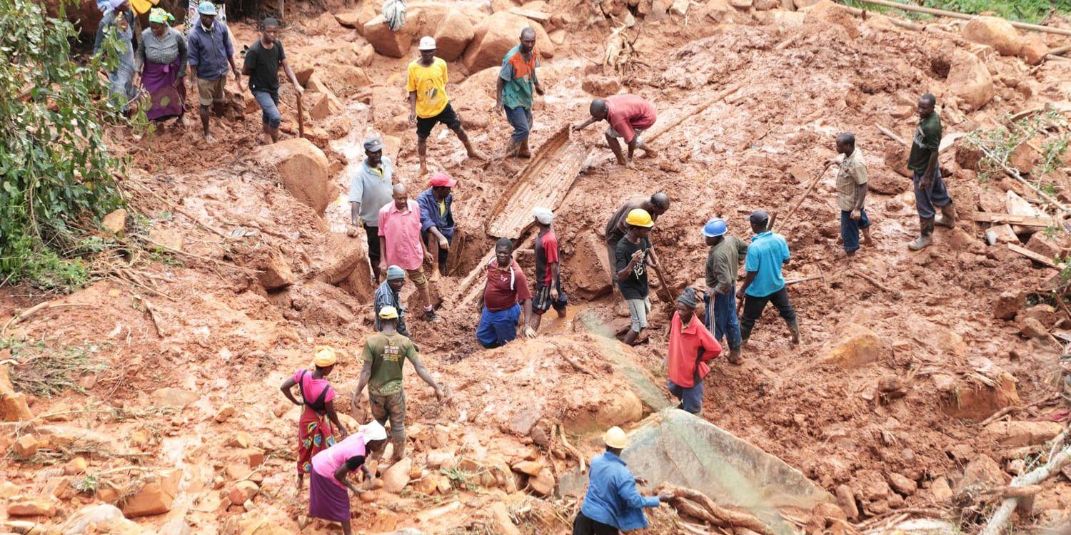 En familj i Chimanimani i Zimbabwe letar efter sin son som begravts i leran efter att cyklonen Idai slagit till.