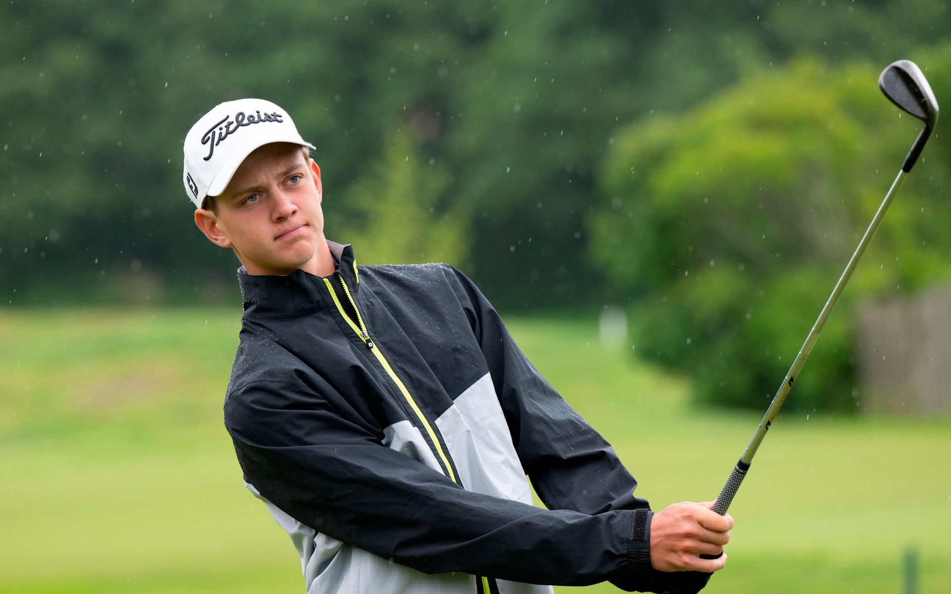 För Neo Berg, 16, är det inget annat än golf som gäller. Trots sin unga ålder har han redan fått möta världseliten i Europatouren.