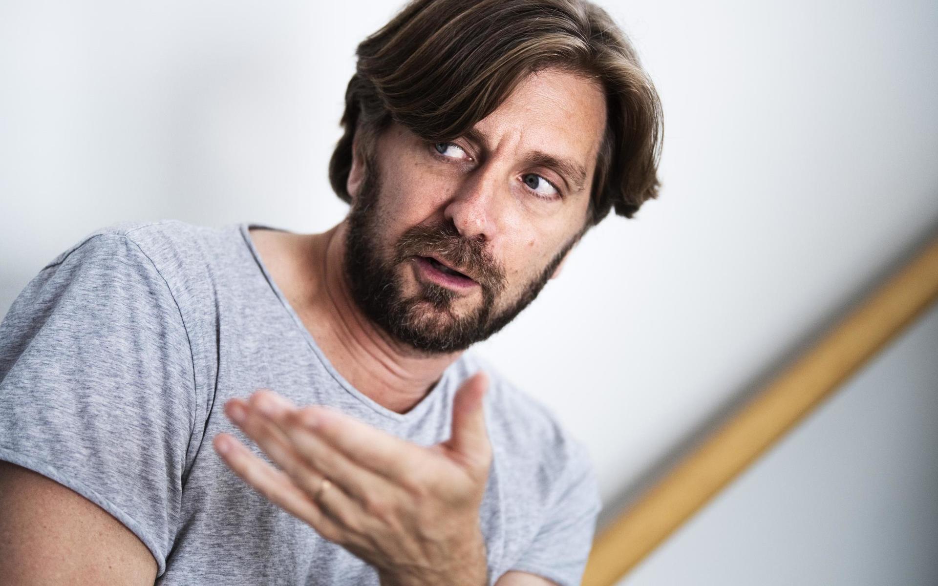 Ruben Östlund visar runt i inspelningsstudion där nya ”Triangle of sadness” spelas in i Trollhättan sommaren 2020. 