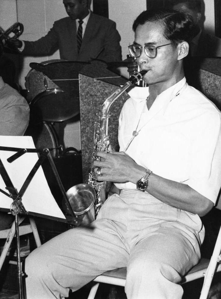 Kung Bhumibol Adulyadej, i slacks och tenniströja spelar jazz med sitt 13-mannaband 1962. ARKIVBILD: TT