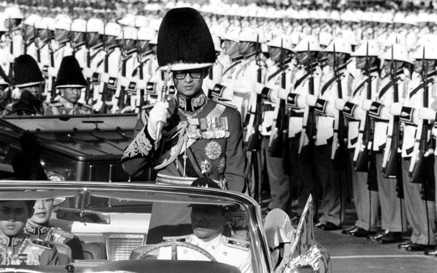 Kung Bhumibol Adulyadej inspekterar trupper under en parad 1979. ARKIVBILD: TT