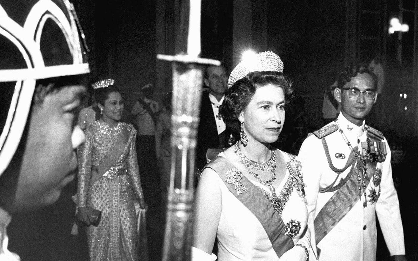 1972 Storbritanniens drottning Elizabeth II tillsammans men kung Bhumibol Adulyadej och drottning Sirikit under ett besök i Bangkok. ARKIVBILD: TT