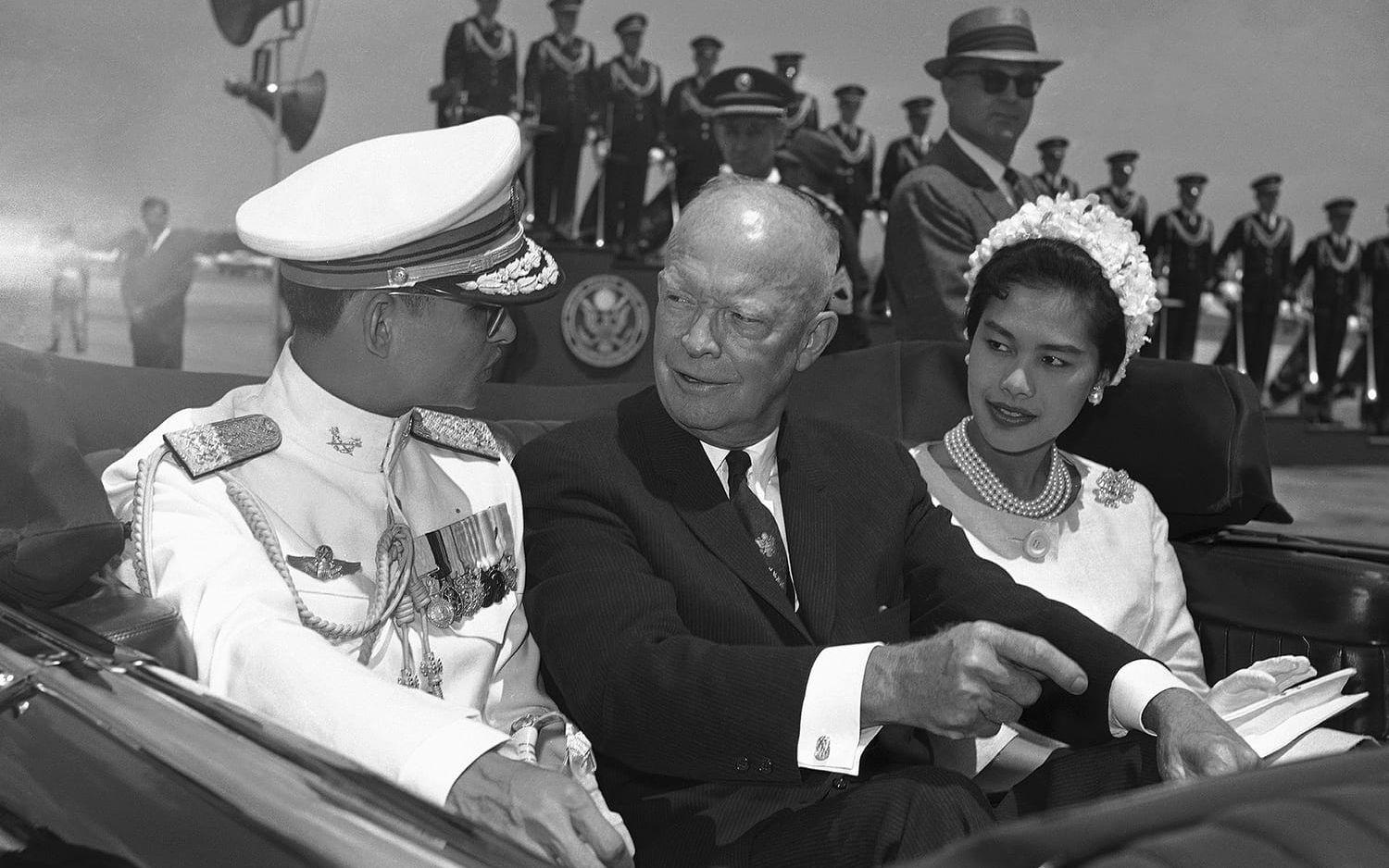 USA:s president Dwight Eisenhower tar emot kung Bhumibol Adulyadej och drottning Sirikit vid ett besök i Vita huset 1960. ARKIVBILD: TT