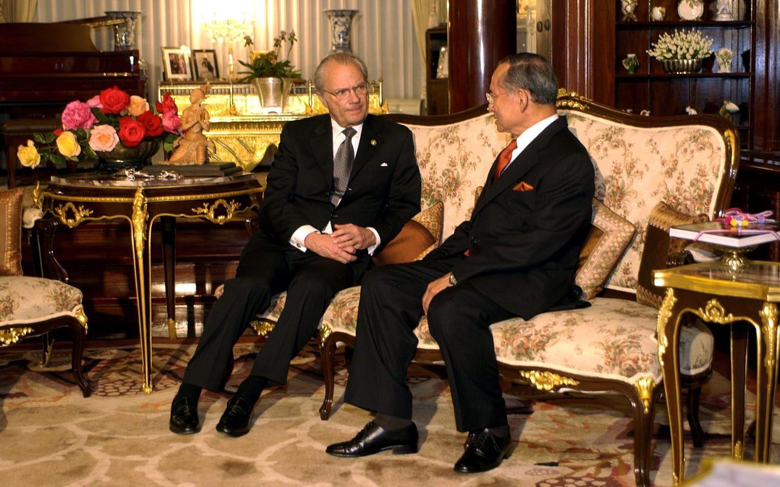 Kung Carl Gustaf möter kung Bhumibol Adulyadej på palatset i Bangkok 2005. ARKIVBILD: TT