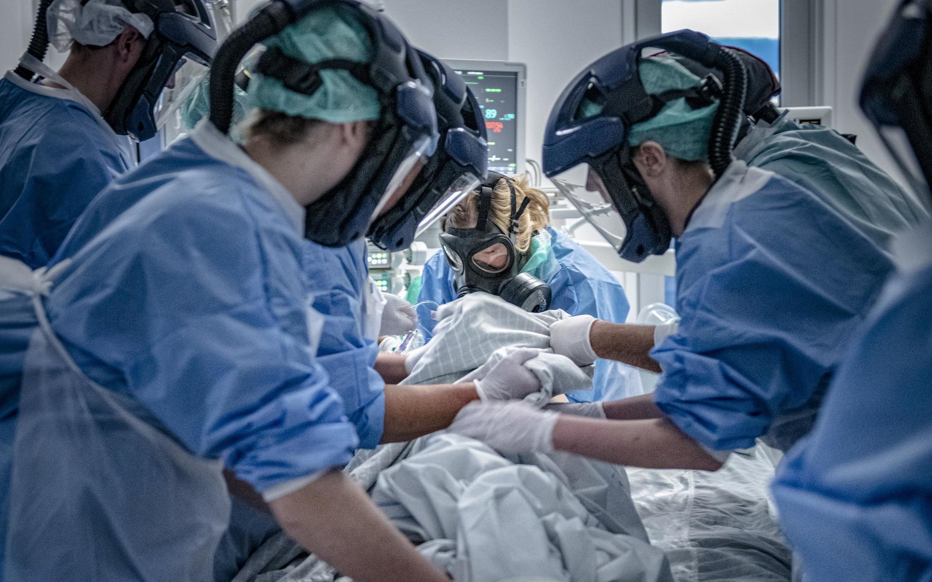 Två bröder i 30-årsåldern som båda blev svårt sjuka i covid-19 är de första i Sverige som identifierats med en gendefekt som gör att deras immunförsvar inte kan bekämpa sjukdomen. Arkivbild.