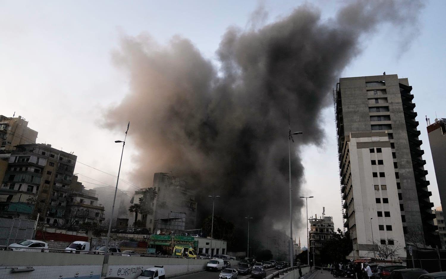 Rök stiger efter ett anfall mot centrala Beirut under torsdagen.