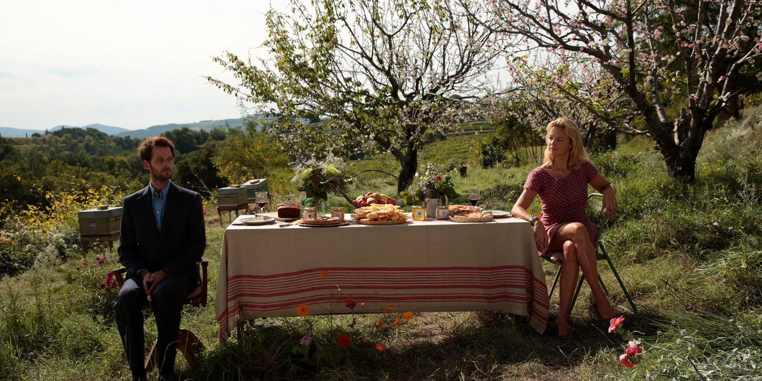 Feelgood. Filmen Päron och lavendel är inspelad i Nyons, sydöstra Frankrike. Kemin stämmer mellan Virginie Efira (Louise) och Benjamin Lavernhe (Pierre).