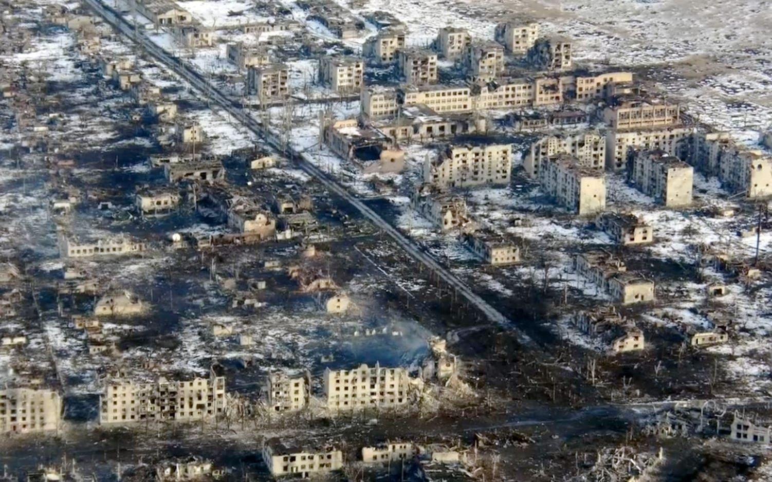 Marinka vid fronten i östra Ukraina, ett exempel på krigets förstörelse. Denna drönarbild, tagen den 19 februari, visar hur inte en enda byggnad klarat sig oskadd.