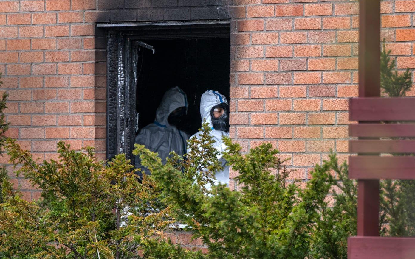 Polisens tekniker på plats i bostaden efter explosionen i Tumba, söder om Stockholm, den 27 april förra året. 