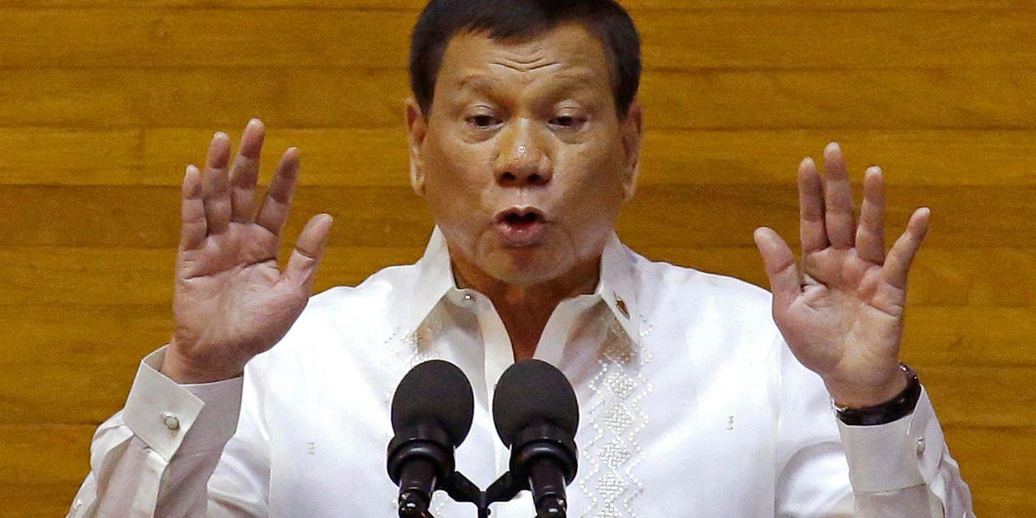 Filippinernas president Rodrigo Duterte backar från ett potentiellt öbråk i Sydkinesiska sjön.