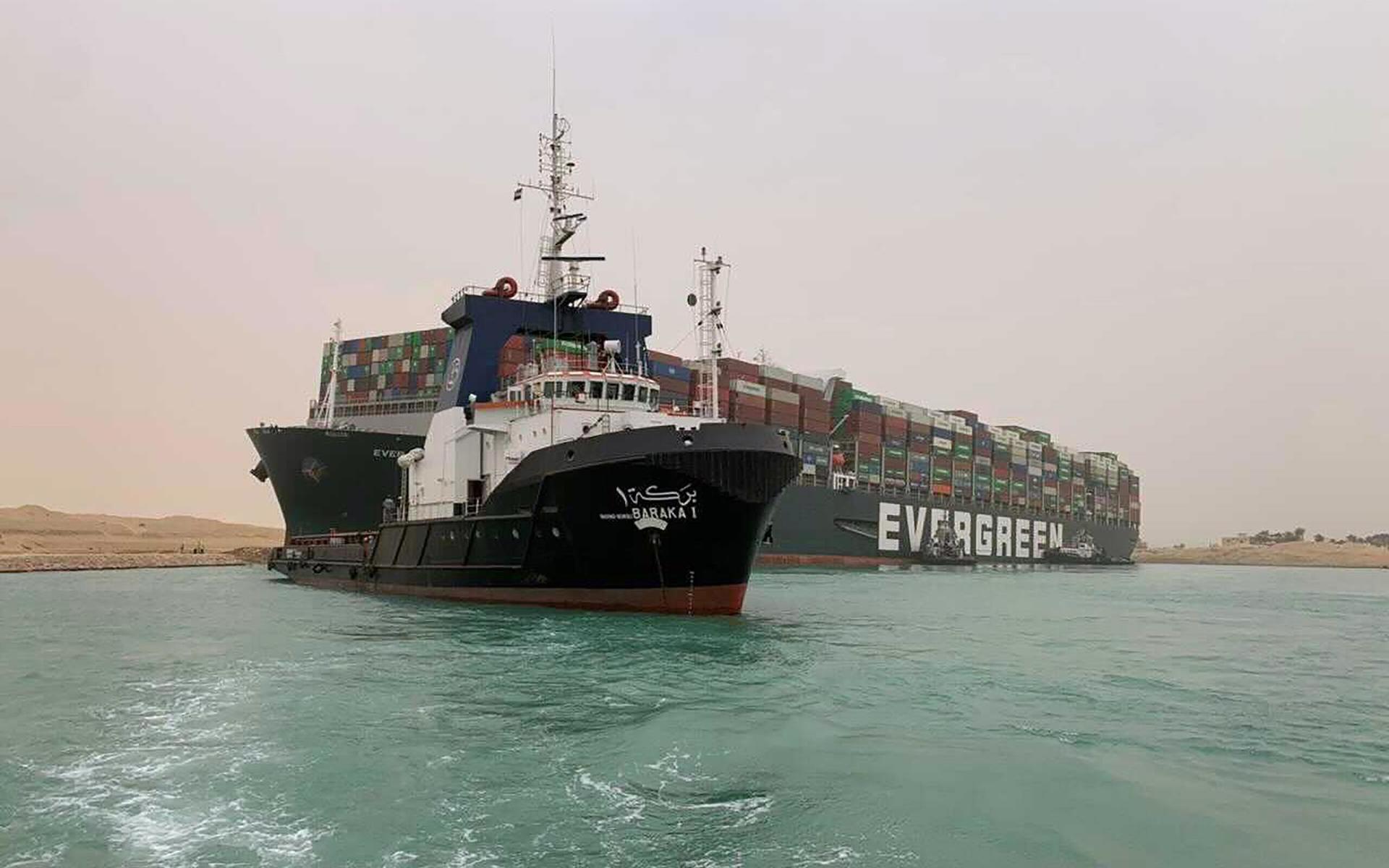M/S Given har fastnat på tvären i Suez-kanalen.