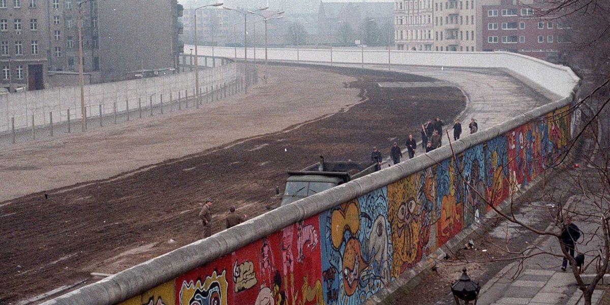 Berlinmuren 1986, med den hårt bevakade ”dödens zon” mellan den inre och yttre muren. Foto: Thierry Noir, <a href="https://commons.wikimedia.org/wiki/File:Berlinermauer.jpg" id="link-1c62a4ced780ddfab249c3073f8f5a81">Wikimedia Commons</a>. 