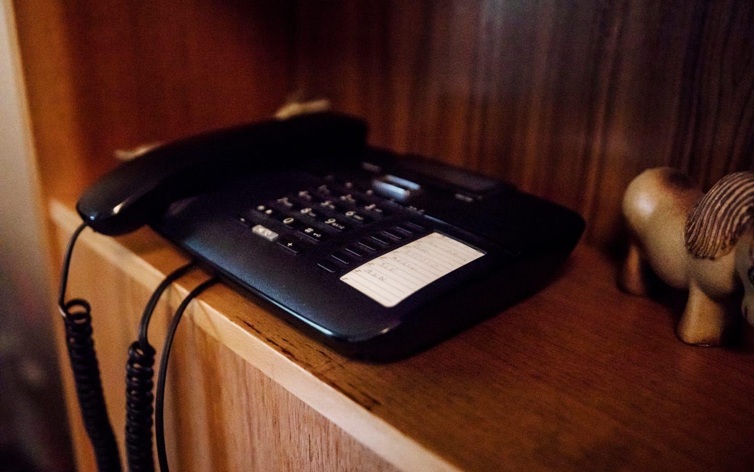 En analog knapptelefon var det bästa valet för Kjell Magnusson. Hans brorson Jan-Eric Magnusson har hållit på i månader för att få igång bredbandstelefonin. Än så länge med en lånad telefon.