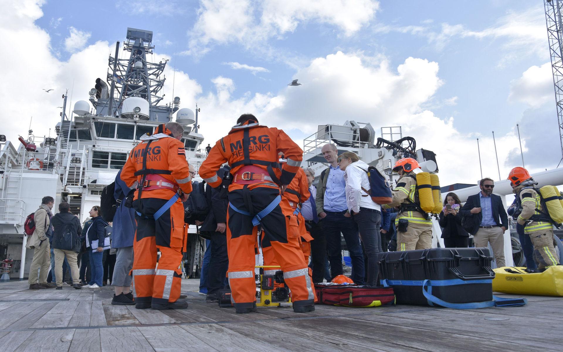 Ombord på kustbevakarfartyget Turva i Helsingfors hamn visar Finlands gränsbevakare och räddningstjänst upp sin utrustning.