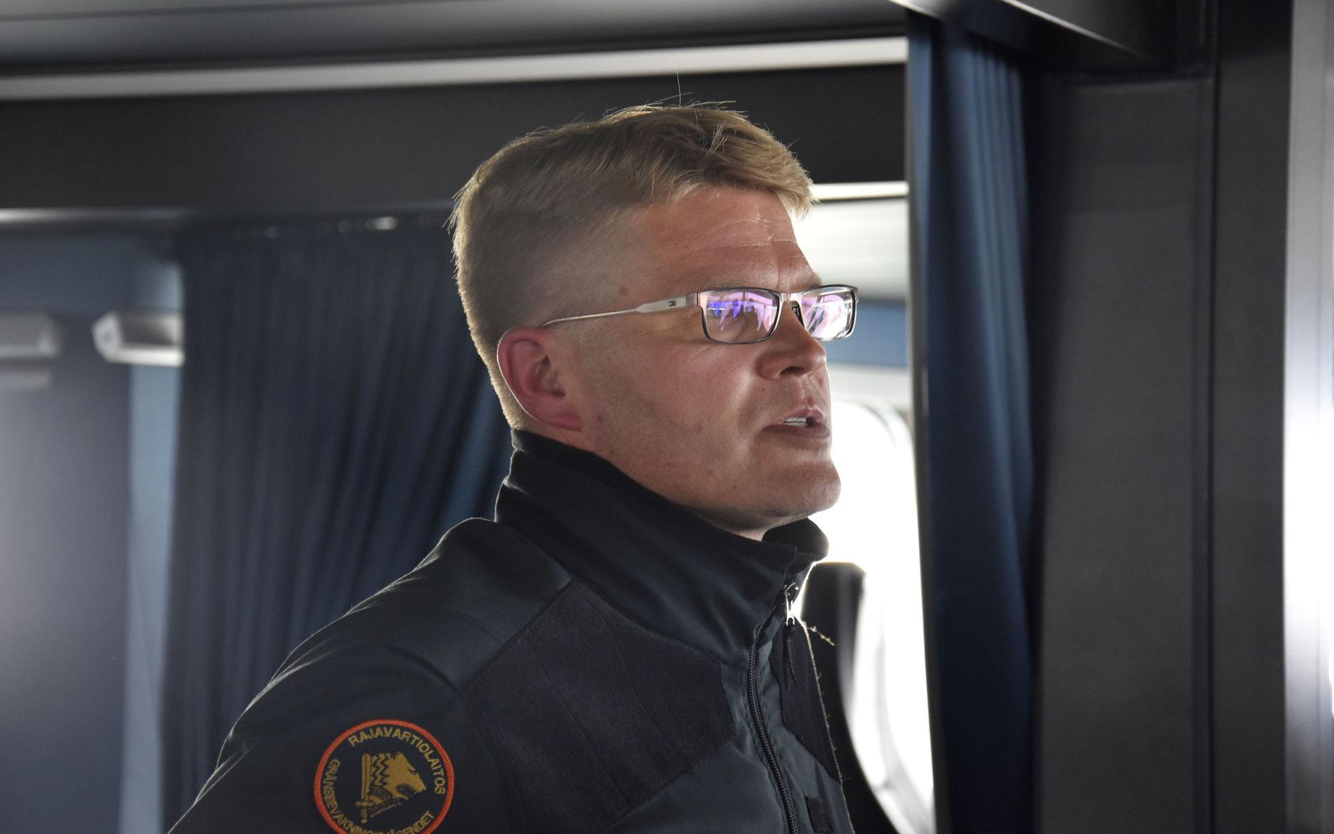 Tom Hanén är chef för ett av Finlands gränsbevakningsområden. Han och hans underlydande samarbetar nära med polis och räddningstjänst.