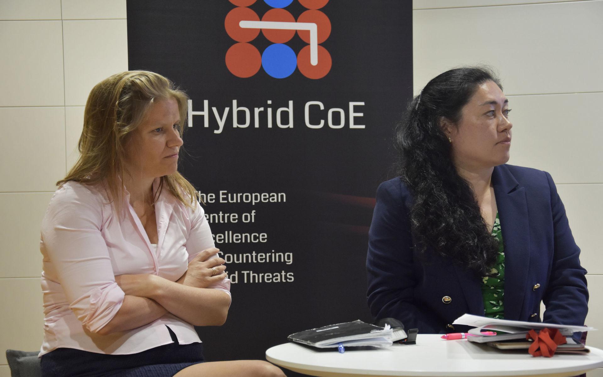 Brittiska Sophie Roberts och amerikanska Shiho Rybski arbetar på det nya europeiska hybridhotscentret i Helsingfors.