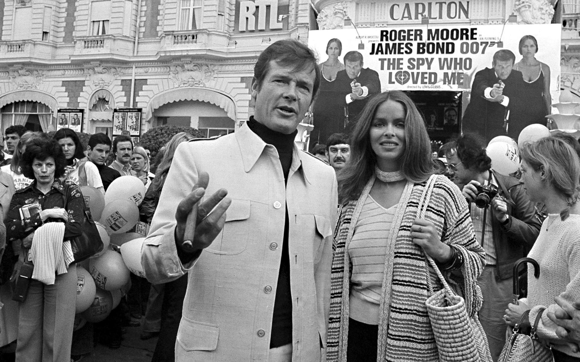 På 1970- och 80-talet tog Roger Moore över den ikoniska rollen efter att George Lazenby gjort ett inhopp ”I hennes majestäts hemliga tjänst”.