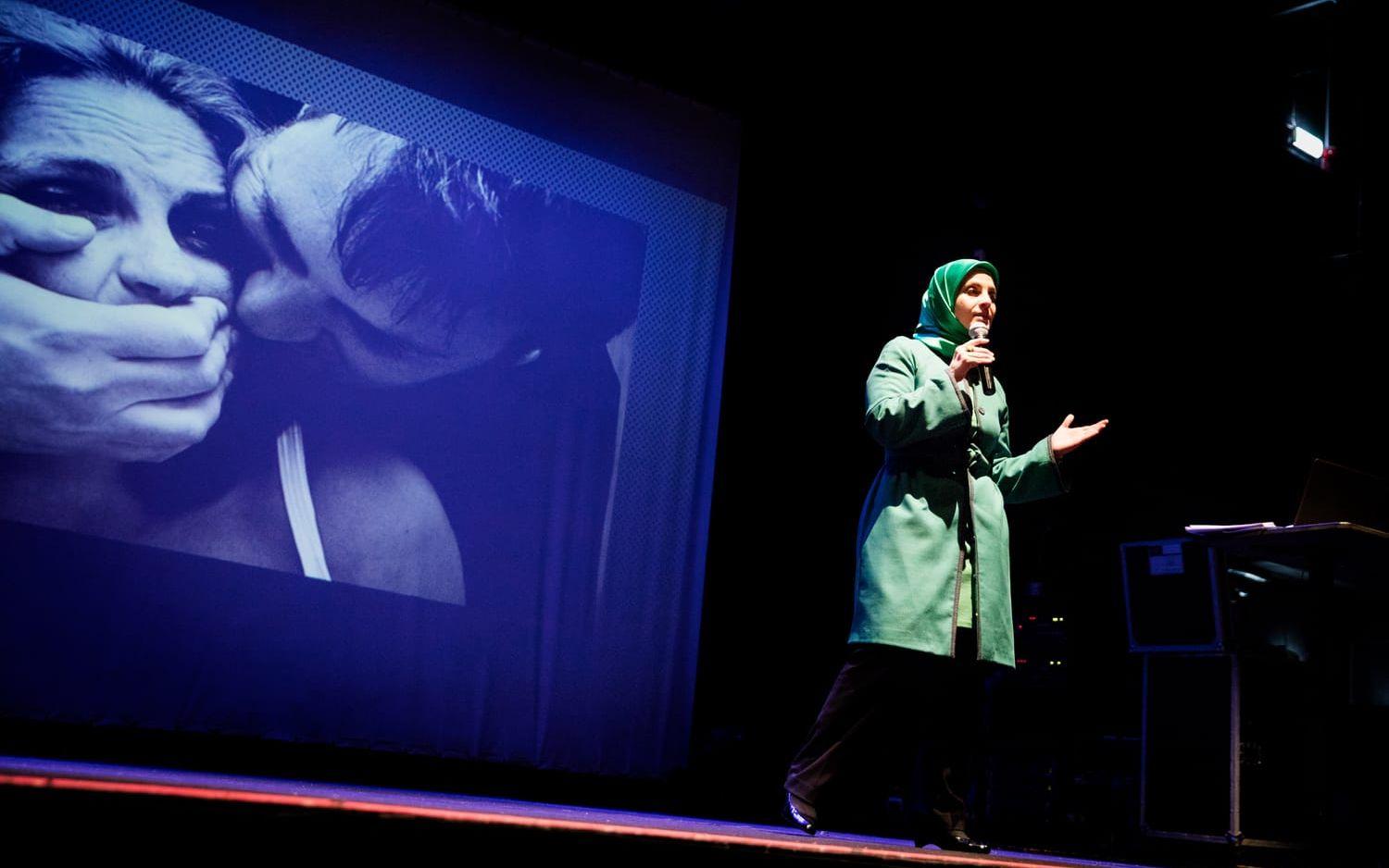 Under en av seminariets programpunkter talade journalisten Nour Malah om könsförtryck, och hur hundratusentals män och kvinnor demonstrerade under den arabiska våren. Bild: Jonas Lindstedt