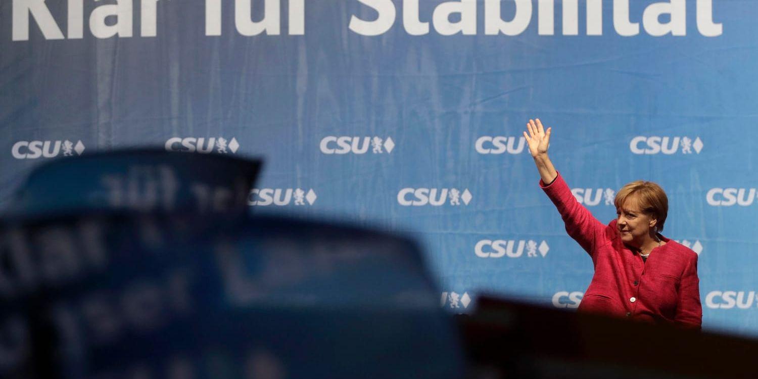 Angela Merkel vinkar till åhörarna efter sitt tal i München.