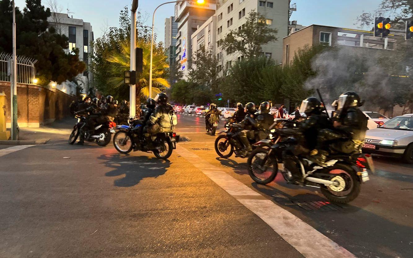Hudnratals människor beräknas ha dödats av säkerhetsstyrkorna sedan protesterna bröt ut. Här anländer kravallpolis för att skingra demonstranter i Teheran.