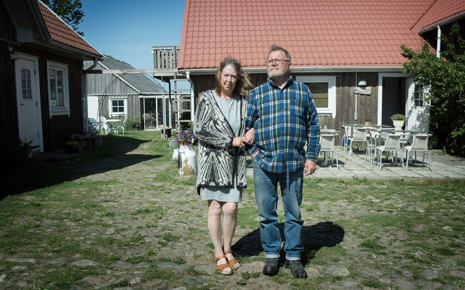 Vill ha svar. Git och Viggo Spång tycker inte att polisen ansträngt sig till räckligt för att ta reda på vad som låg bakom att deras dotter Anna Spång-Lyng påträffades död vid Gits Gård den 5 oktober 2016. BILD: Jonatan Bylars
