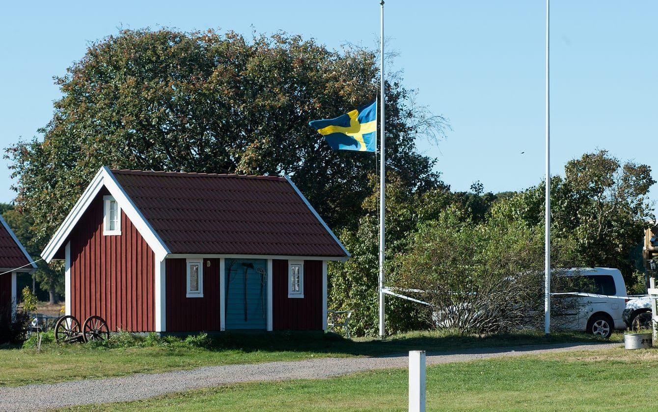 Flaggan på halv stång vid Gits gård förra året.