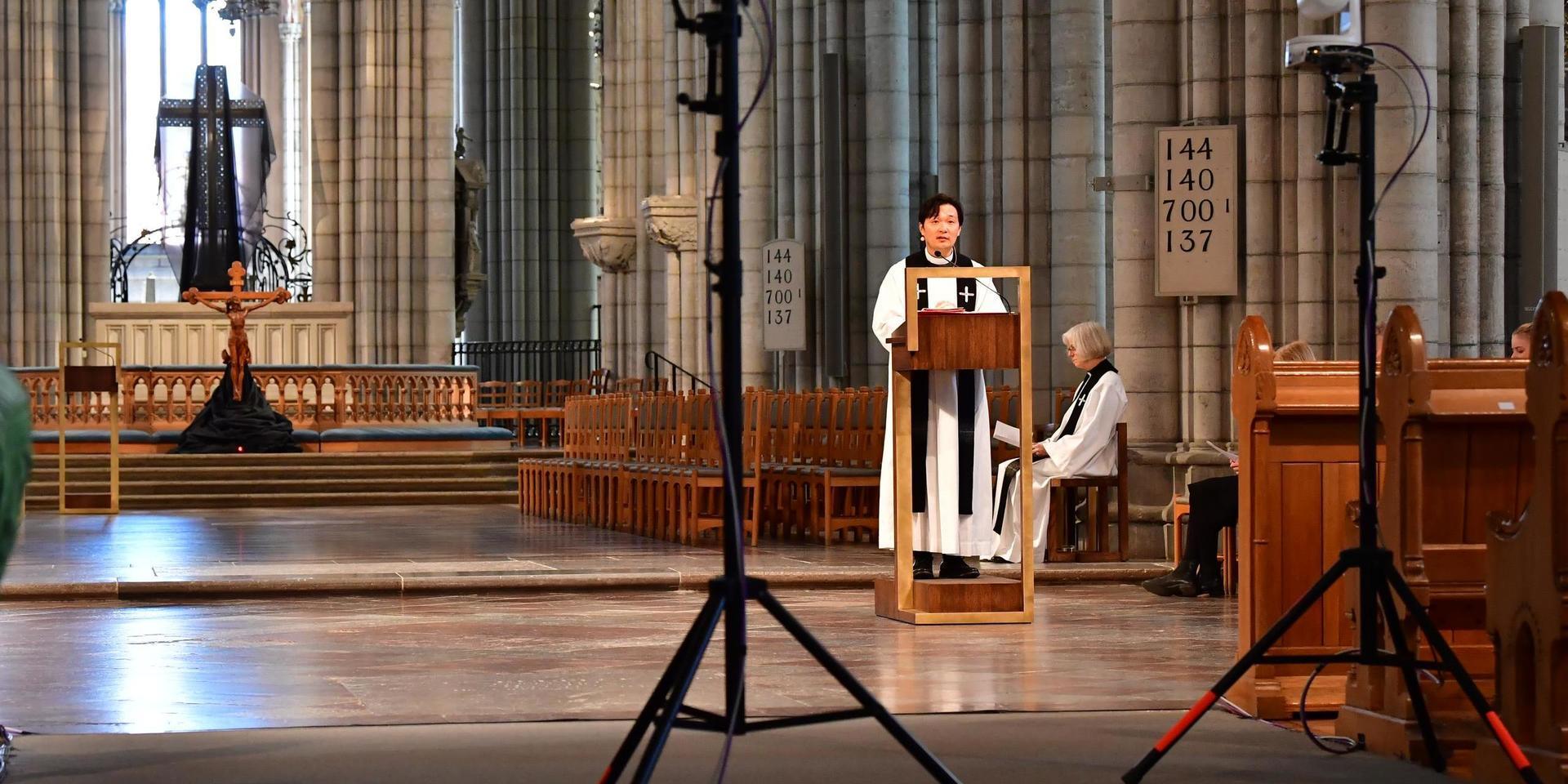 På bilden syns prästen Sam Douhan från inspelningen av en gudstjänst i Uppsala domkyrka under årets påskfirande.