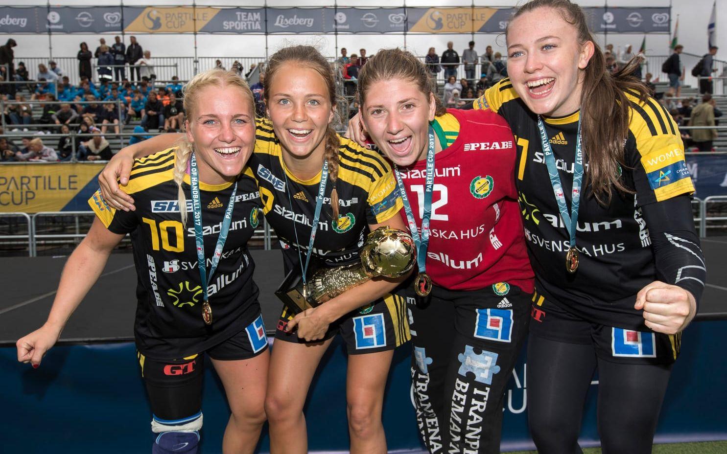 Segrarna i G21-klassen i Partille Cup. Sävehofs Olivia Mellgård blev matchhjälte i rysaren mot Arenäs.
