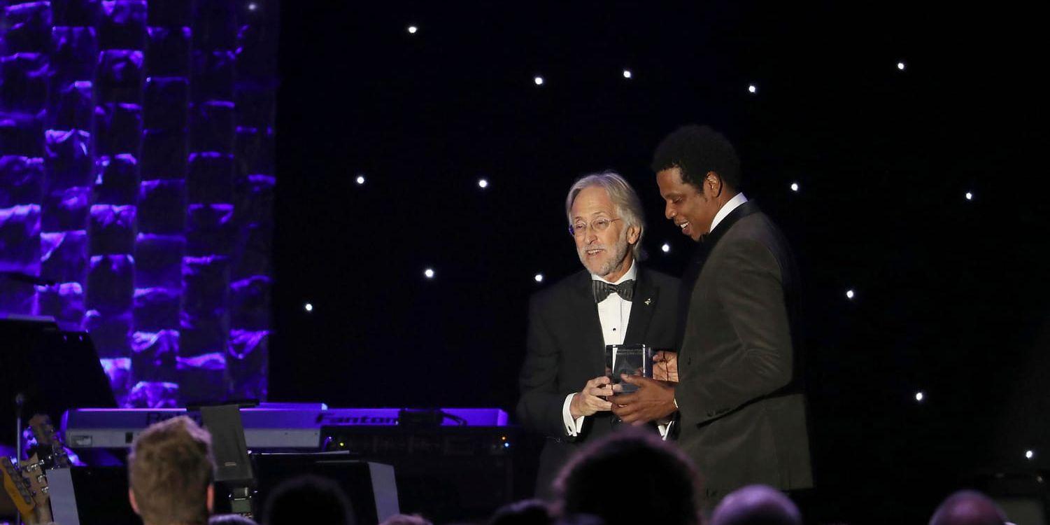 Recodring Academys Neil portnow delar ut pris till Jay-Z.