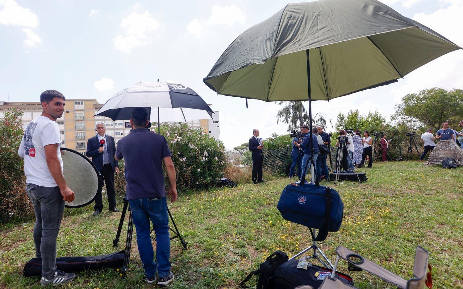 Journalister samlade utanför Gemelli-sjukhuset i Rom.