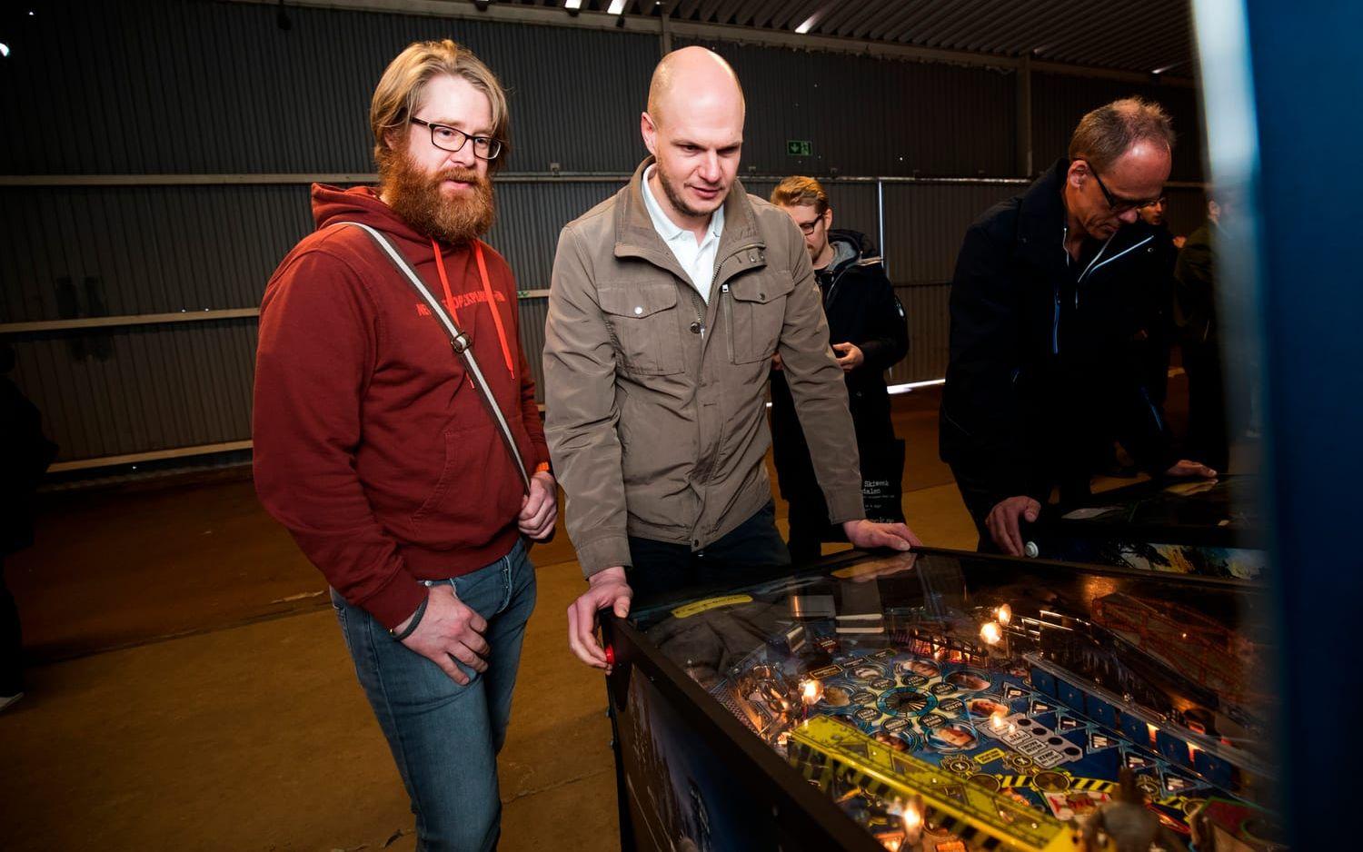 Retrospelsmässan är inte bara för datorspelsälskare. Johannes Cederlöf och Ola Svensson testade flipperspel. Foto: Anders Ylander