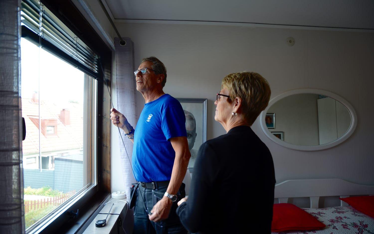 Fixaren Peter Dahllöf hjälper Inga-Britt Alm i Stenungsund att få upp en persienn i sovrumsfönstret. Bild: Karina Hansson