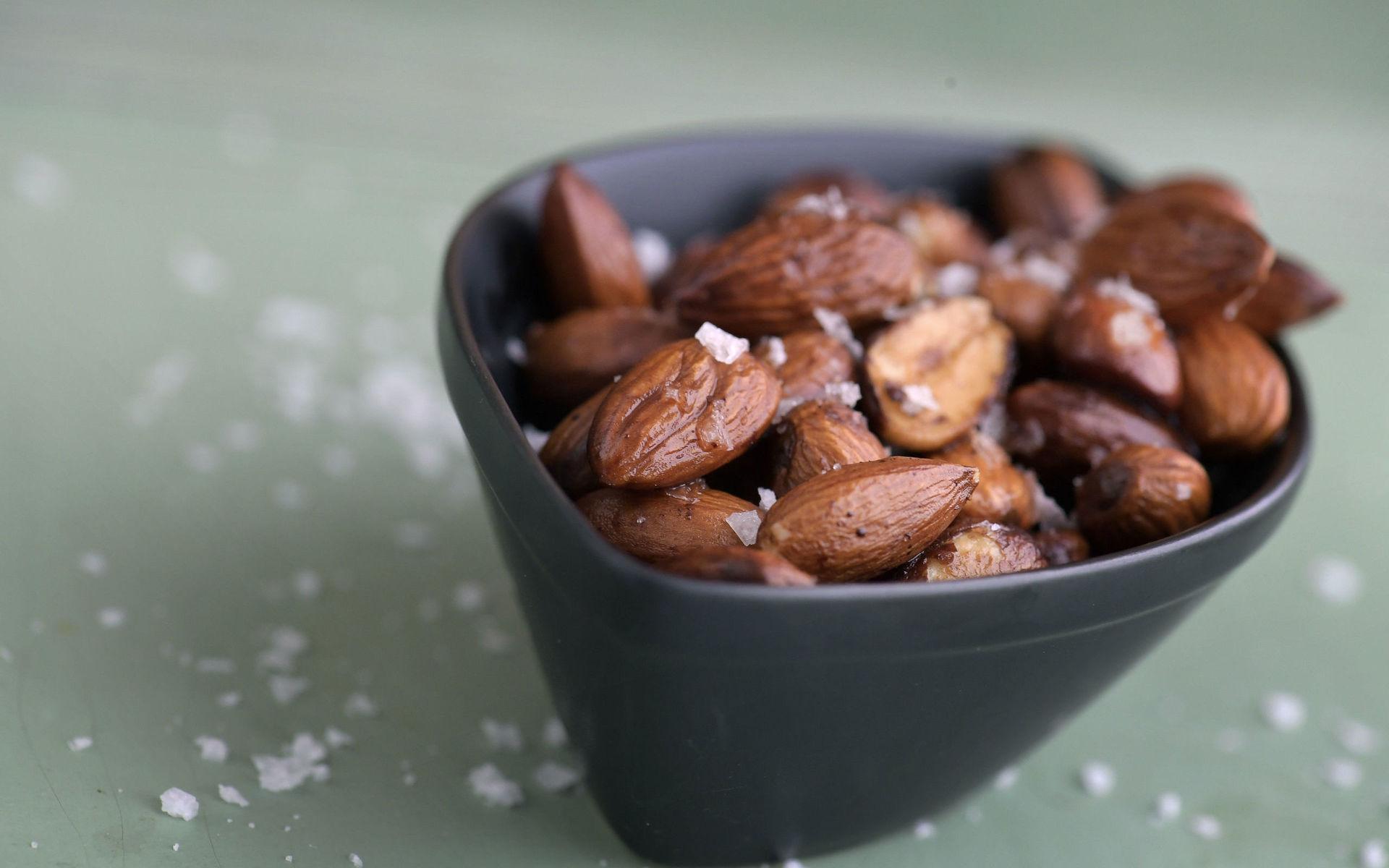 Byt ut chips och jordnötter mot rökiga salta mandlar. Betydligt nyttigare och enkelt att göra själv.