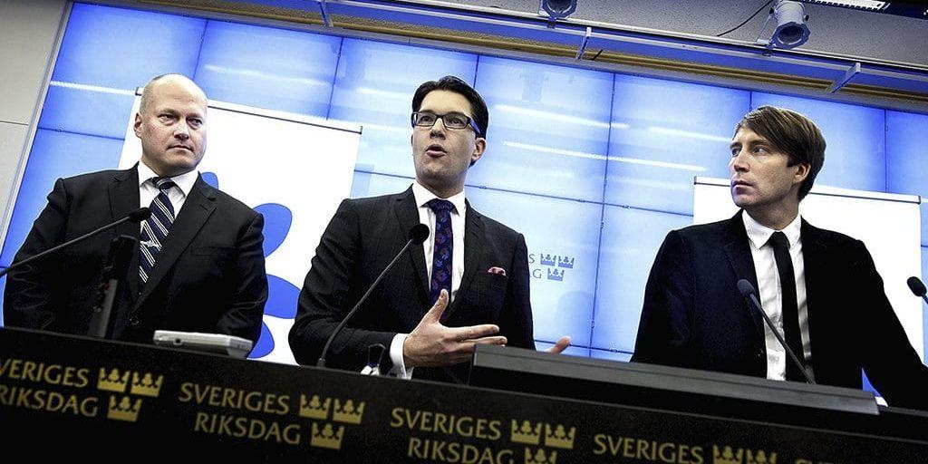 Sverigedemokraternas partiledare Jimmie Åkesson (mitten) med Sven-Olof Sällström (t v) och Richard Jomshof (t h).