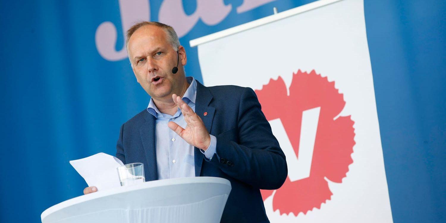 Vänsterpartiets partiledare Jonas Sjöstedt talar under politikerveckan på Spånga IP i Järva.