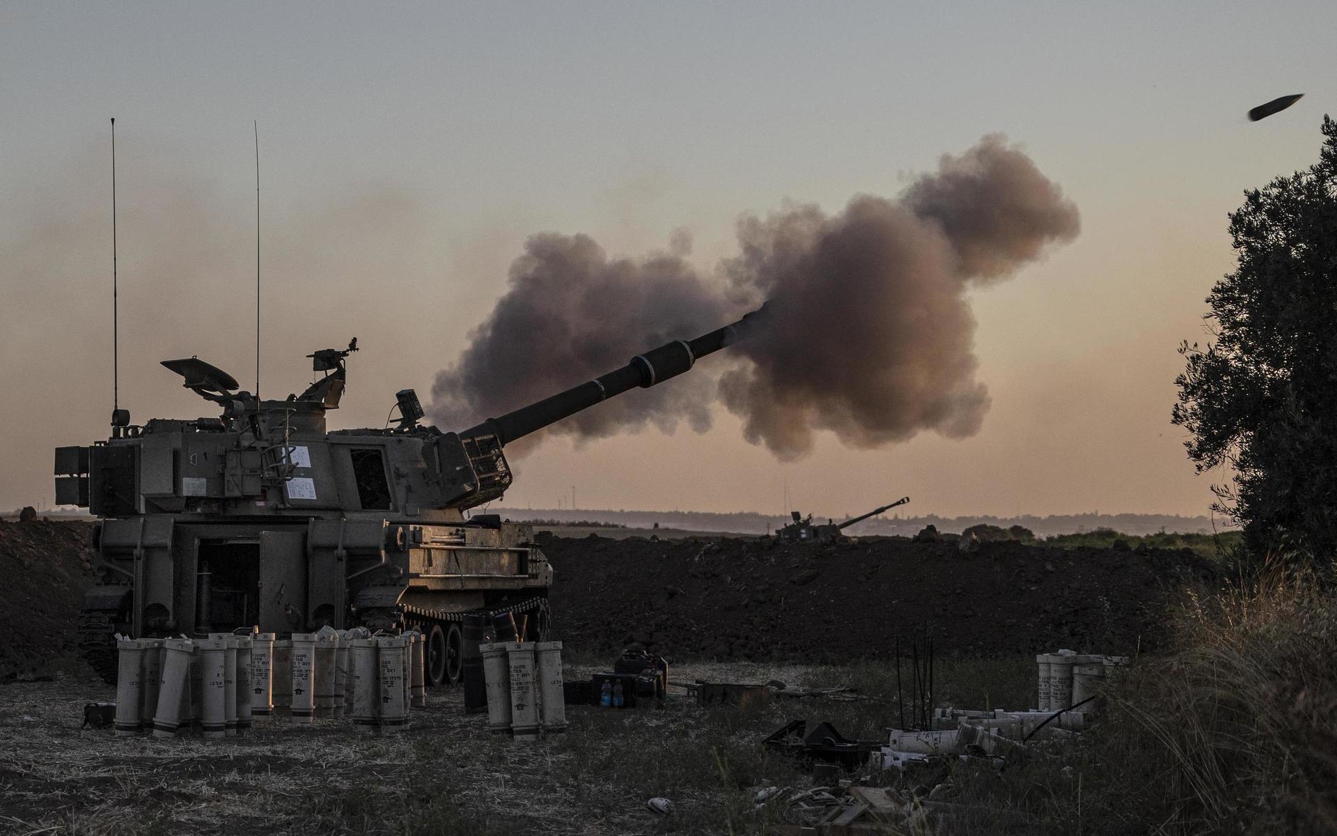 En israelisk artillerienhet skjuter mot mål i Gasaremsan. 