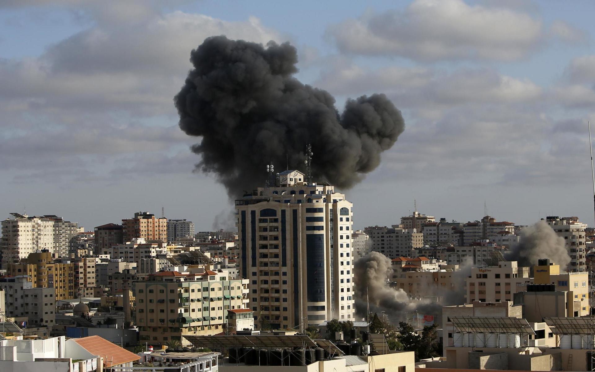 Röken stiger svart och bolmande efter en israelisk flygattack mot en byggnad i Gaza City på måndagen.