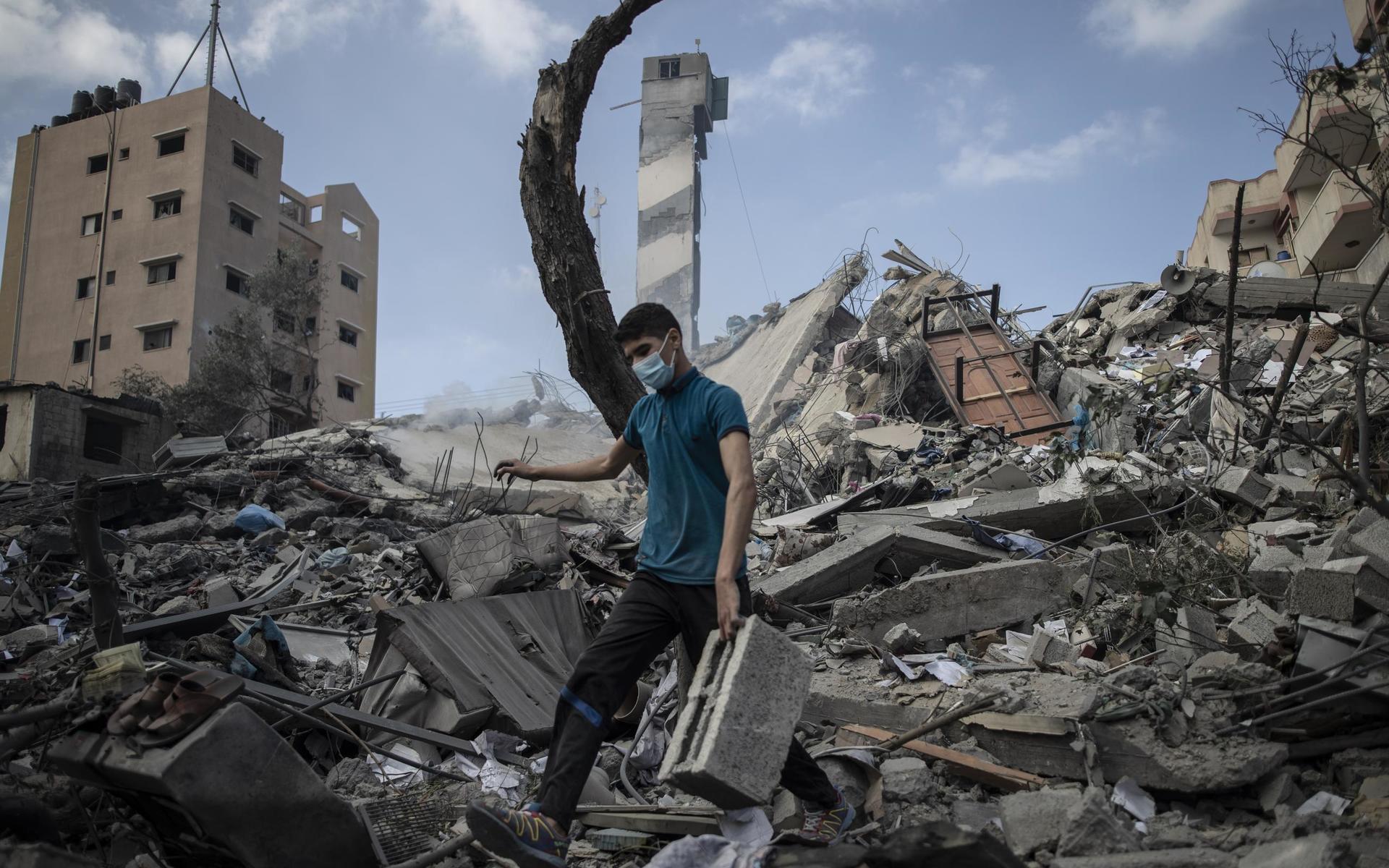 En palestinsk man inspekterar skadorna efter en israelisk flygattack mot ett hus i Gaza tidigt på tisdagen.